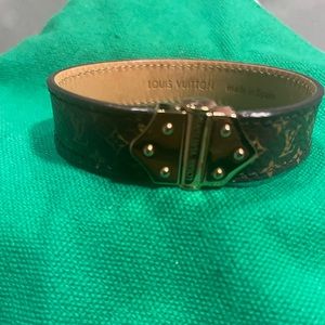 LOUIS VUITTON
Monogram Nano Bracelet 19